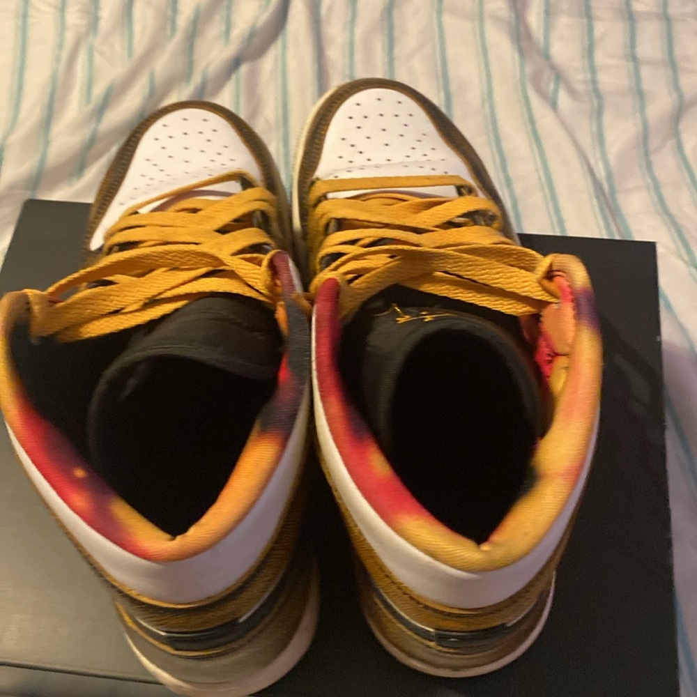 Jordan 1 SE colorway - Picture 4 of 7